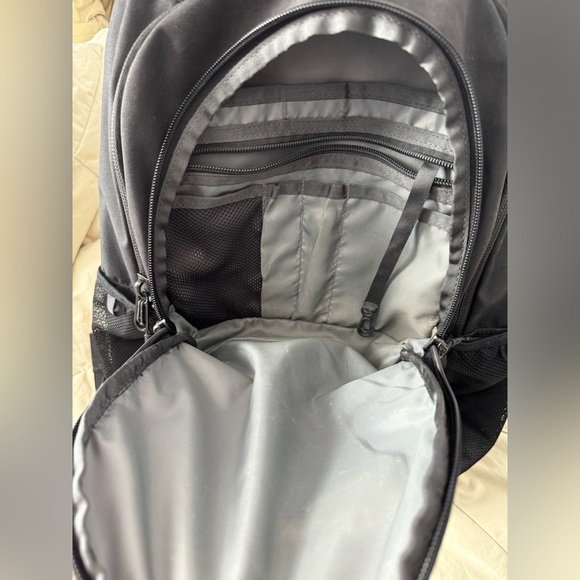 North Face Jester Backpack- great condition - Picture 3 of 4